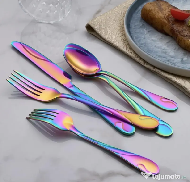 Set de tacâmuri din oțel inoxidabil pentru 8 persoane, design colorat.
