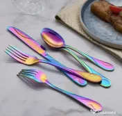 Set de tacâmuri din oțel inoxidabil pentru 8 persoane, design colorat. 