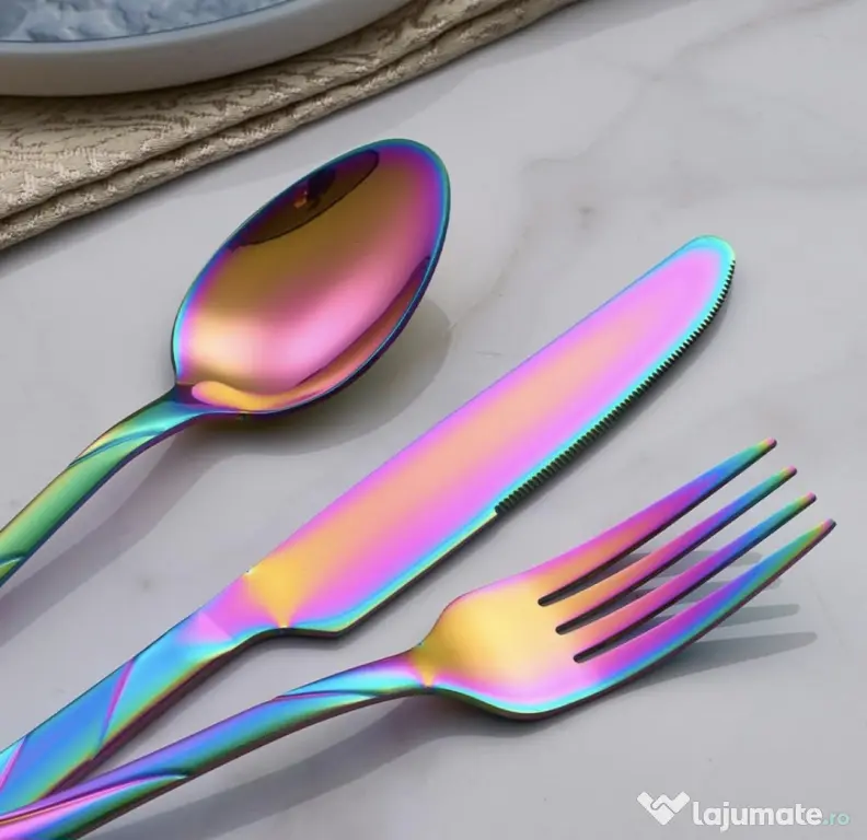 Set de tacâmuri din oțel inoxidabil pentru 8 persoane, design colorat.