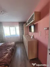 Apartament cu 2 camere, mobilat, balcon închis și spațiu 