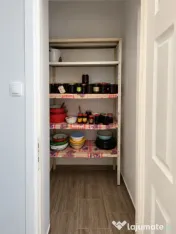 Apartament cu 2 camere, mobilat, balcon închis și spațiu 