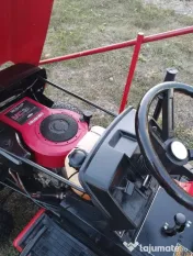 Tractoras gazon dotat cu lama de zapada si remorca de 500 Kg stare impecabila 
