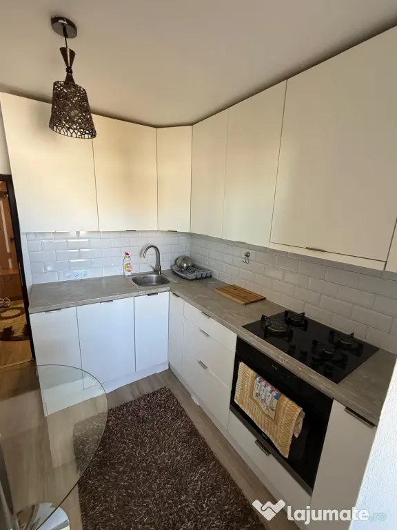 Închiriez apartament cu două camere