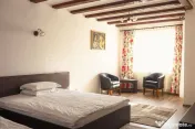 IMOBIL DE ÎNCHIRIAT, TEREN 2.000 MP, 17 CAMERE, MOIECIU DE JOS 