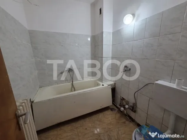 Apartament 2 camere semidecomandat zona V.Alecsandri se acce - Fagaras (Brasov)