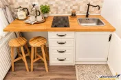 Casa cu 3 apartamente transfer afacere, locuri parcare, Ce