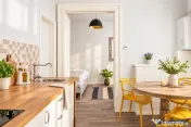 Casa cu 3 apartamente transfer afacere, locuri parcare, Ce