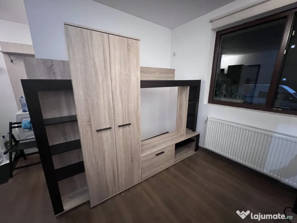 Bibliotecă living modernă cu spațiu TV, dulap și rafturi – stare bună
