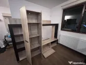 Bibliotecă living modernă cu spațiu TV, dulap și rafturi – stare bună