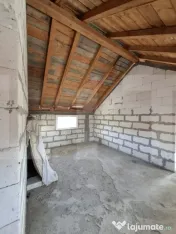 Casă P+M la roșu, teren 582 mp, garaj dublu, două intrăr