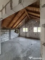 Casă P+M la roșu, teren 582 mp, garaj dublu, două intrăr