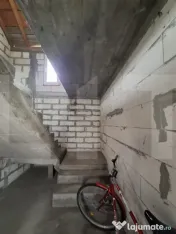 Casă P+M la roșu, teren 582 mp, garaj dublu, două intrăr