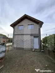 Casă P+M la roșu, teren 582 mp, garaj dublu, două intrăr