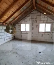 Casă P+M la roșu, teren 582 mp, garaj dublu, două intrăr