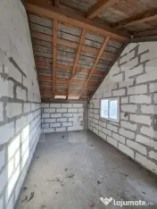 Casă P+M la roșu, teren 582 mp, garaj dublu, două intrăr