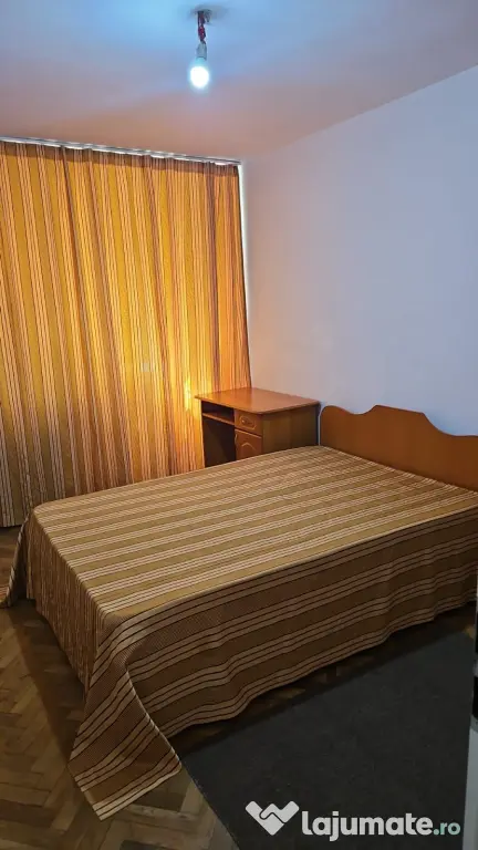 Inchiriez camere intr-un apartament de 4 camere decomandat ! Super pret !