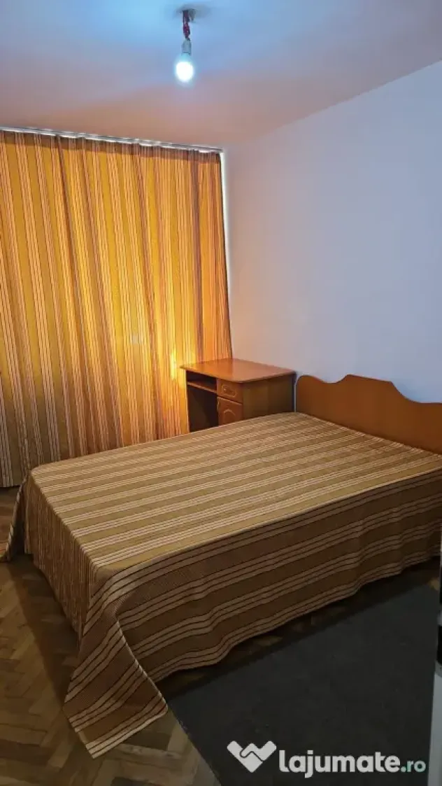 Inchiriez camere intr-un apartament de 4 camere decomandat ! Super pret !
