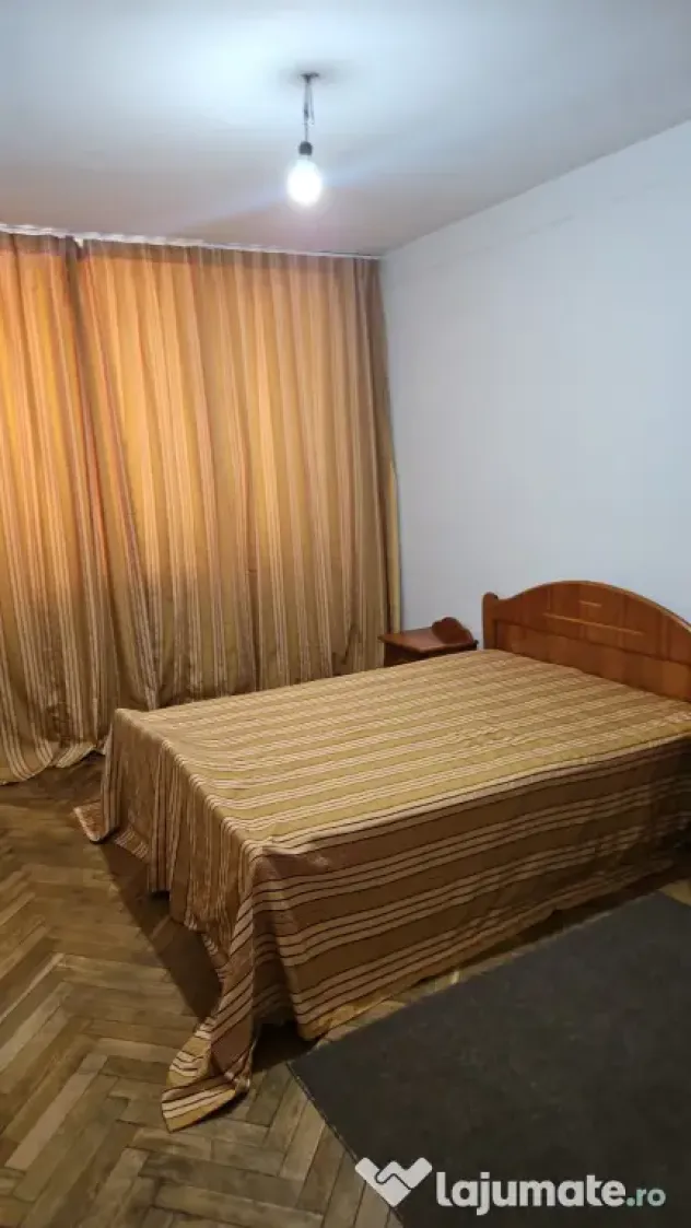 Inchiriez camere intr-un apartament de 4 camere decomandat ! Super pret !
