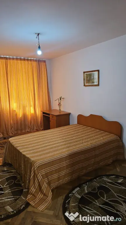 Inchiriez camere intr-un apartament de 4 camere decomandat ! Super pret !