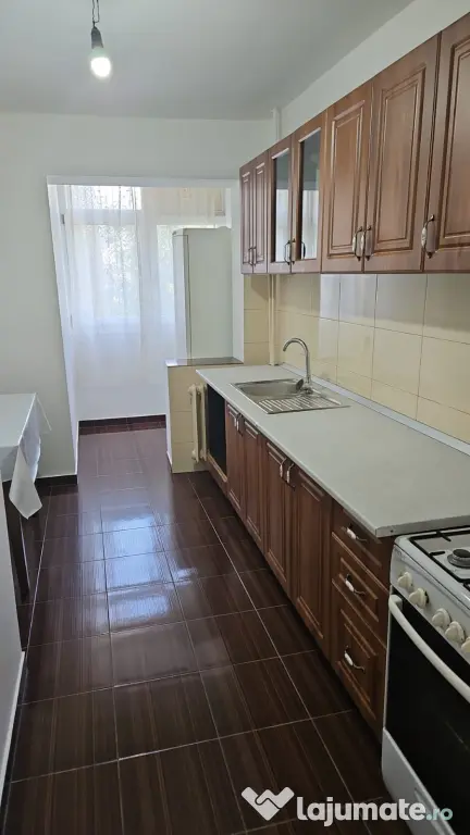 Inchiriez camere intr-un apartament de 4 camere decomandat ! Super pret !