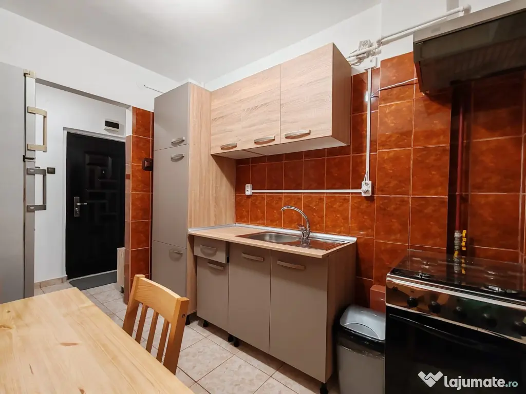Închiriez apartament cu două camere în Ploiești, zona de sud.