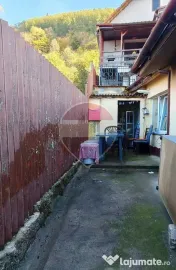 Casă / Vilă cu 3 camere de vânzare în zona Schei 