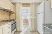 Central-Eremia, ap. 3 camere, 2 băi + boxă,proaspăt zugrăvit, et.2
