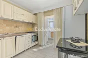 Central-Eremia, ap. 3 camere, 2 băi + boxă,proaspăt zugrăvit, et.2