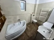 Apartament la casă cu 3 camere decomandate, în Dâmbul Rot 