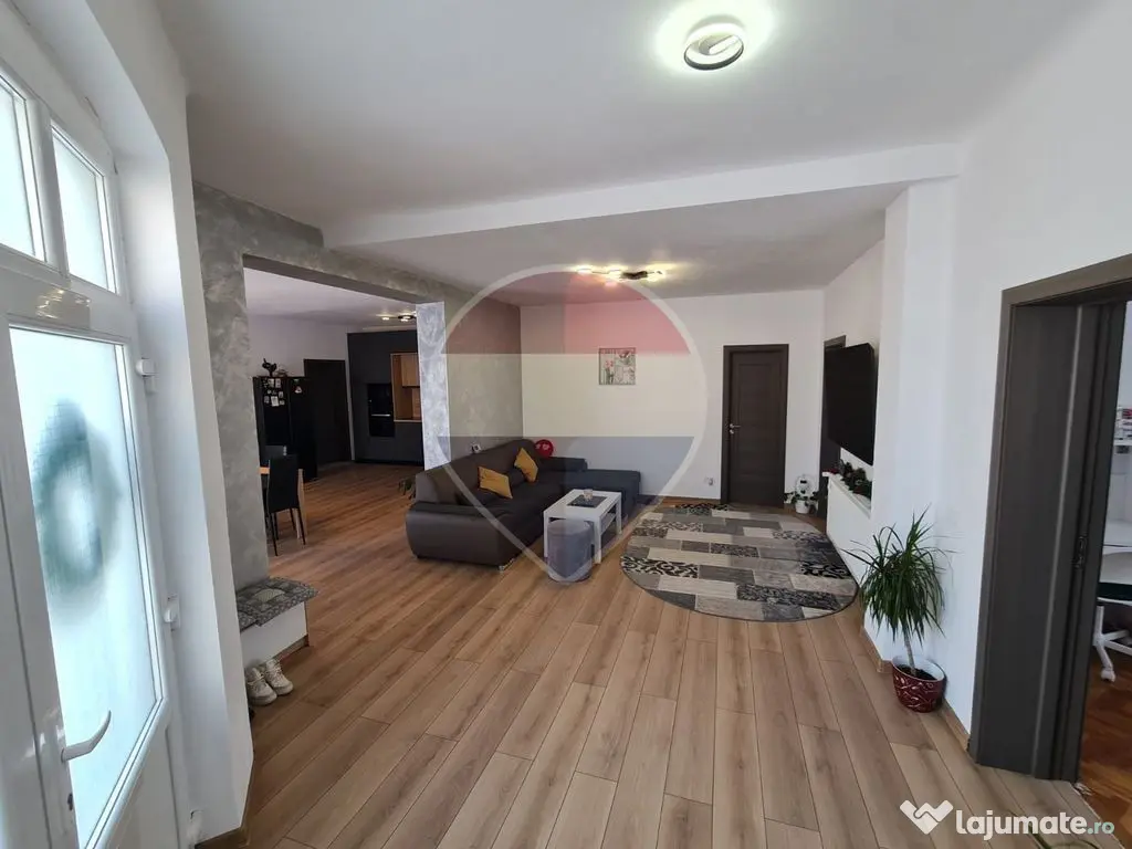 Casă / Vilă cu 5 camere de vânzare în zona Nord - Ineu (Arad)