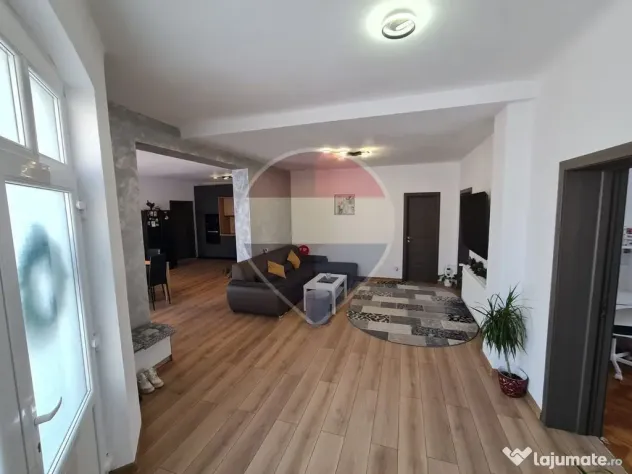 Casă / Vilă cu 5 camere de vânzare în zona Nord - Ineu (Arad)