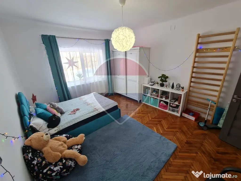Casă / Vilă cu 5 camere de vânzare în zona Nord - Ineu (Arad)