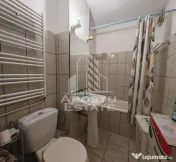 Apartament de vanzare cu 3 camere si 2 bai, decomandat, zona Sagului 