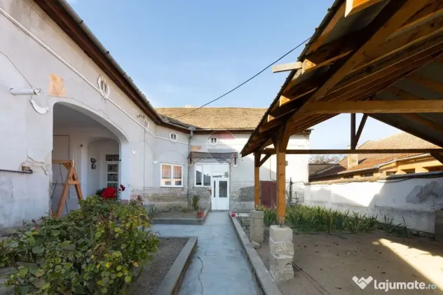 Casă / Vilă cu 4 camere de vânzare în zona Central - Nădlac - Nadlac (Arad)