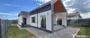 Casă individuală cu design nordic, terasă acoperită și 