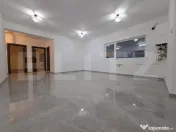 Casă individuală cu design nordic, terasă acoperită și 