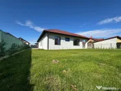 Jumatate de duplex pe parter, 3 dormitoare, curte uriasa de