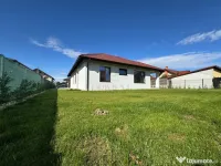 Jumatate de duplex pe parter, 3 dormitoare, curte uriasa de 