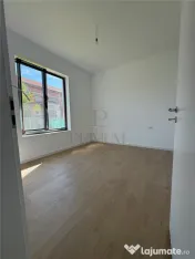 Jumatate de duplex pe parter, 3 dormitoare, curte uriasa de