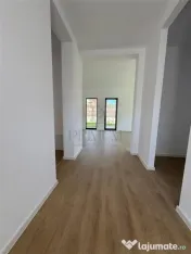 Jumatate de duplex pe parter, 3 dormitoare, curte uriasa de