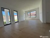 Jumatate de duplex pe parter, 3 dormitoare, curte uriasa de