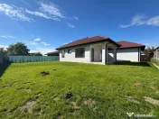 Jumatate de duplex pe parter, 3 dormitoare, curte uriasa de