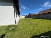 Jumatate de duplex pe parter, 3 dormitoare, curte uriasa de