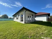 Jumatate de duplex pe parter, 3 dormitoare, curte uriasa de
