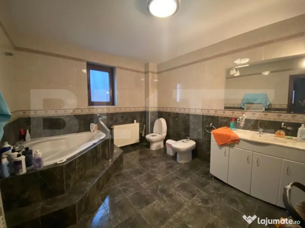 Casa individuala, 10 camere, 420mp, zona Nord