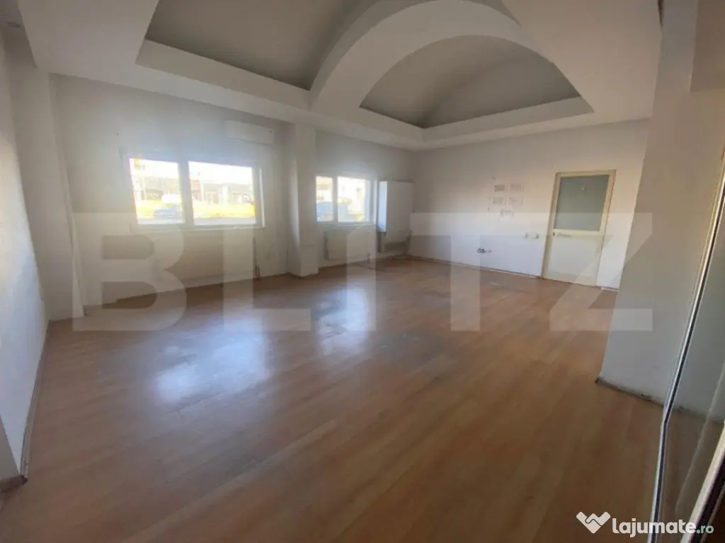 Caldire Comerciala, 1000 mp,stradal, locuri de parcare, zona