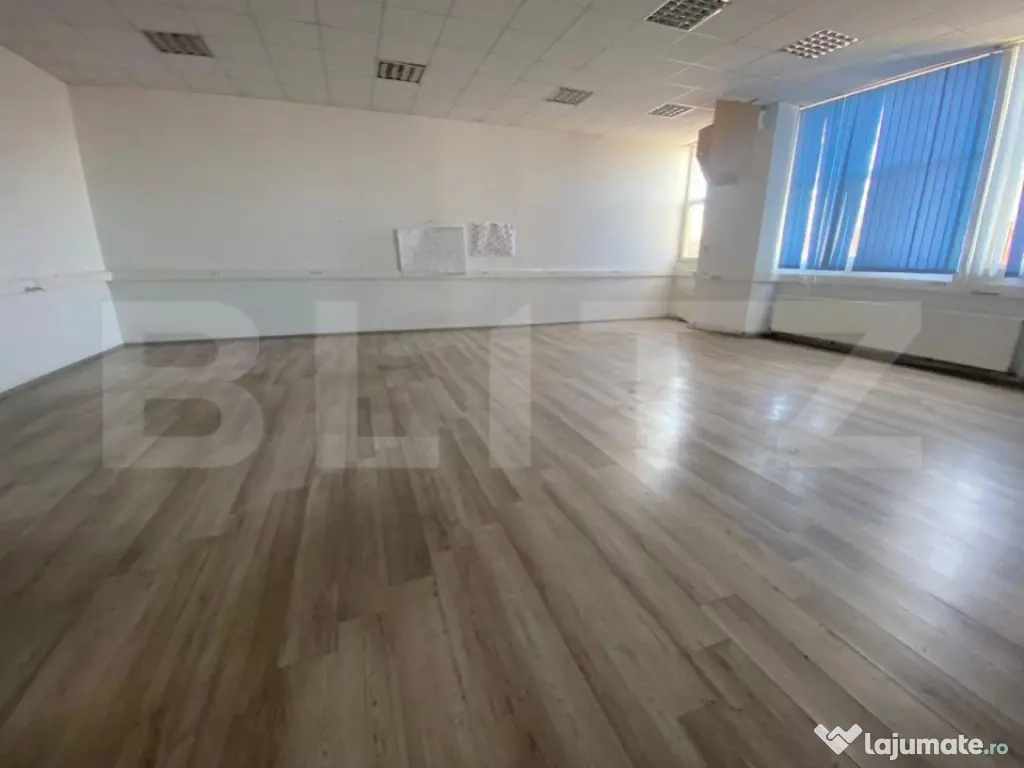 Caldire Comerciala, 1000 mp,stradal, locuri de parcare, zona