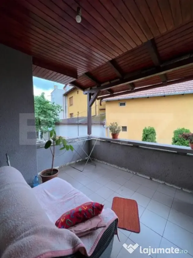 Casa 274 mp, teren 443 mp, zona centru LIVADA, pretabila si