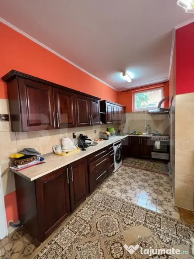 Casa 274 mp, teren 443 mp, zona centru LIVADA, pretabila si