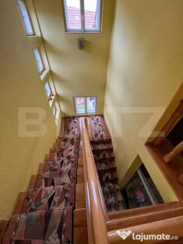 Casa 274 mp, teren 443 mp, zona centru LIVADA, pretabila si